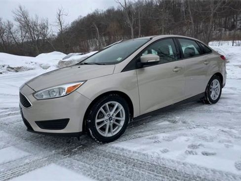 Used 2017 Ford Focus SE w/ Cold Weather Package image 4