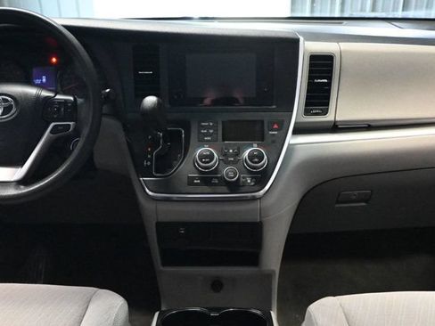 Used 2017 Toyota Sienna LE FWD image 11