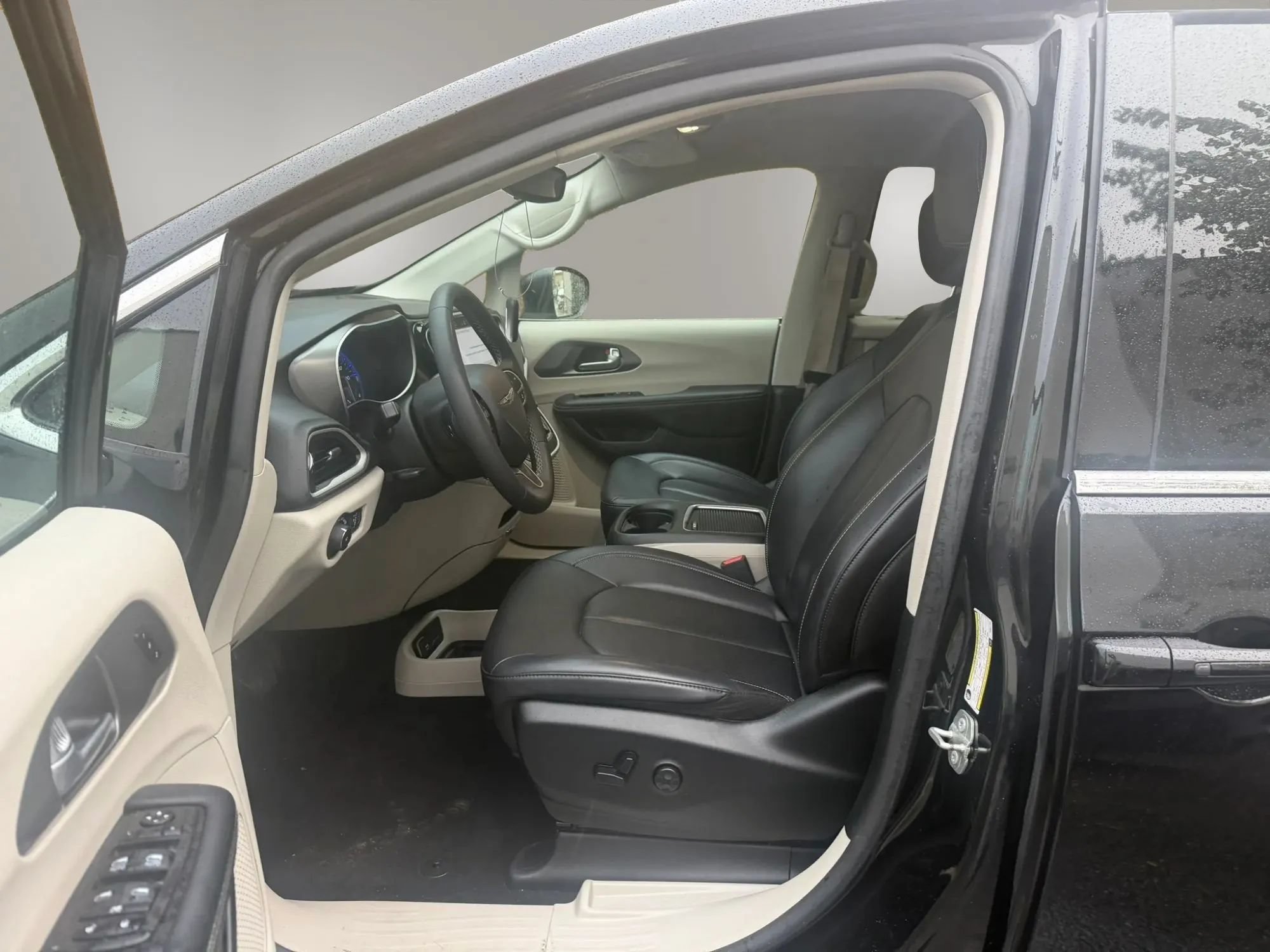 Used 2023 Chrysler Pacifica Touring-L FWD image 10
