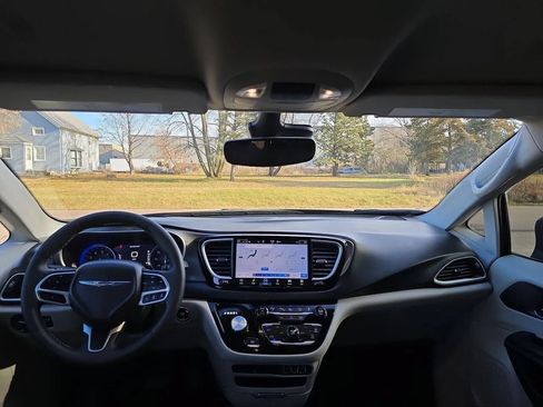 Used 2023 Chrysler Pacifica Touring-L FWD image 18
