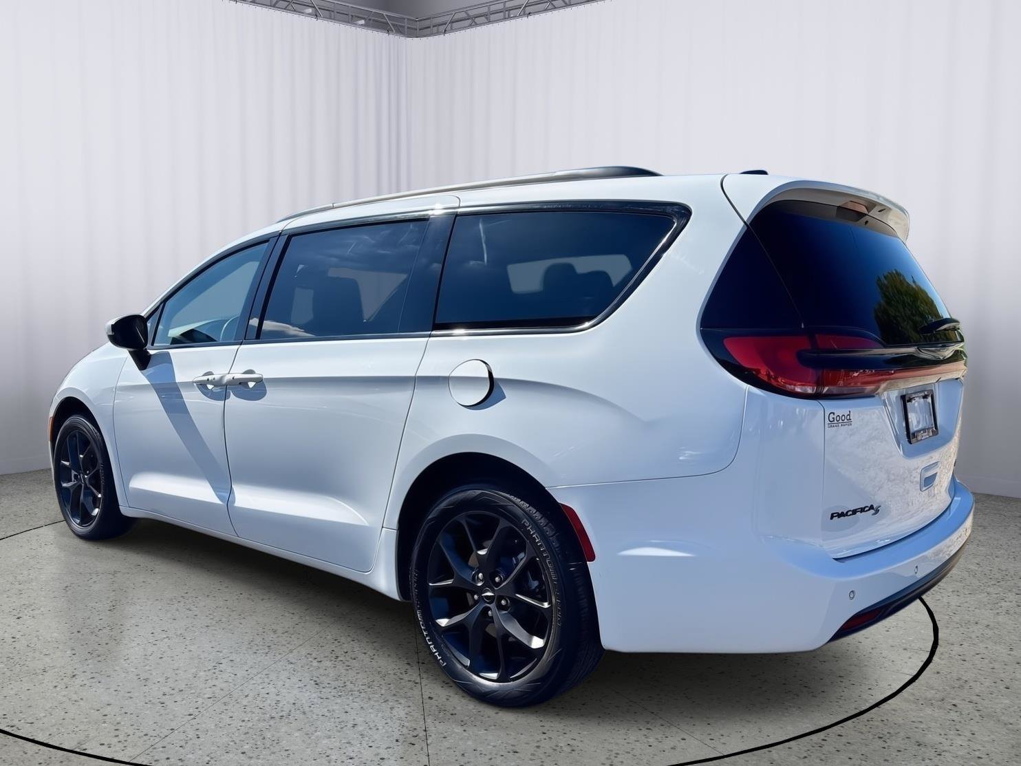 Used 2023 Chrysler Pacifica Touring-L w/ S Appearance Package AWD/4WD image 10