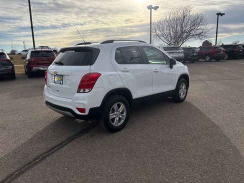 Used 2022 Chevrolet Trax LT w/ LT Convenience Package image 5