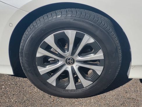 Used 2019 Toyota Prius XLE AWD/4WD image 9