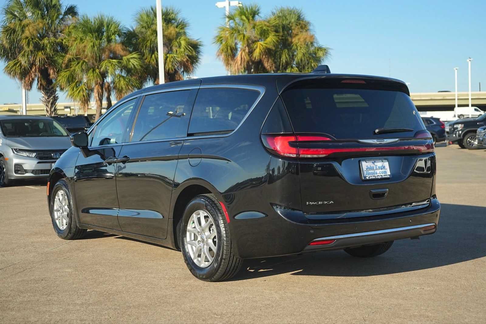 Used 2024 Chrysler Pacifica Touring-L FWD image 4