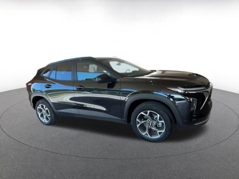 Used 2025 Chevrolet Trax LT FWD image 2