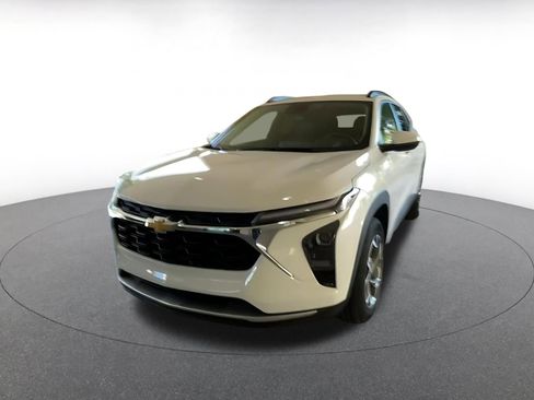 Used 2025 Chevrolet Trax LT image 7