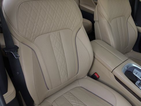 Used 2021 BMW 740i w/ Premium Package RWD image 9