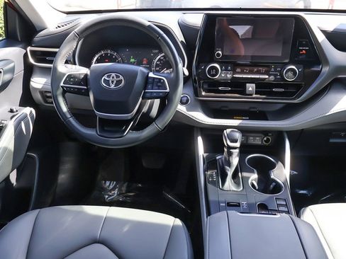 Used 2023 Toyota Highlander XLE image 39
