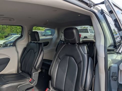 Used 2024 Chrysler Pacifica Touring-L FWD image 15