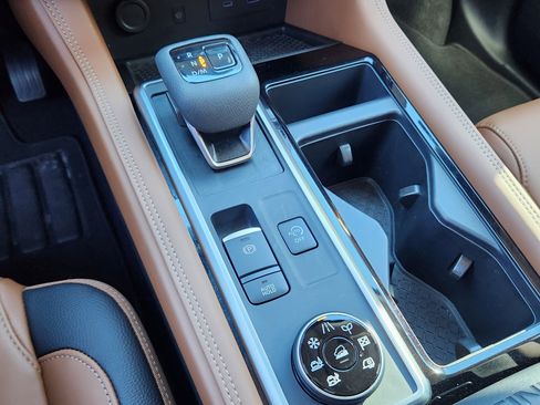 Used 2025 Nissan Pathfinder Platinum image 26