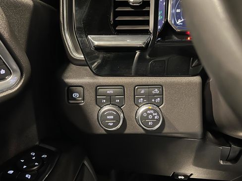 Used 2025 GMC Sierra 1500 SLT image 12