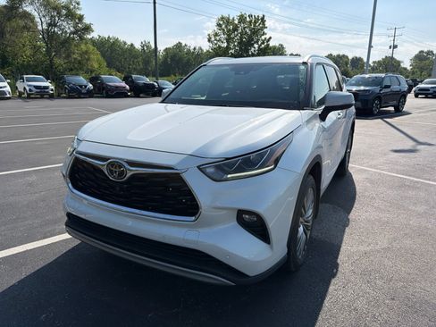 Used 2021 Toyota Highlander Platinum AWD/4WD image 2