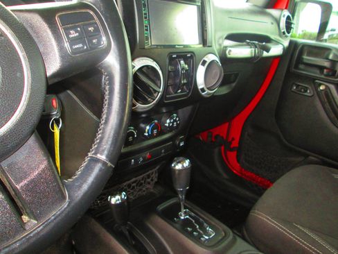 Used 2015 Jeep Wrangler Unlimited Sahara image 13