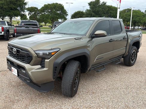 Used 2025 Toyota Tacoma TRD Off-Road AWD/4WD image 7
