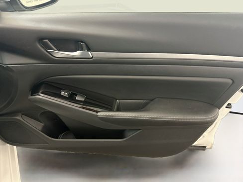 Used 2023 Nissan Altima 2.5 SV FWD image 32