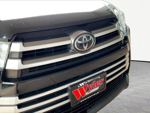 Used 2017 Toyota Highlander XLE AWD/4WD image 30