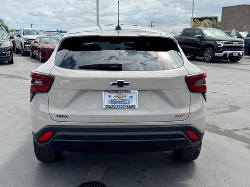 New 2026 Chevrolet Trax RS w/ Sunroof Package FWD image 4