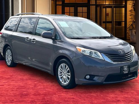 Used 2013 Toyota Sienna XLE w/ Premium Pkg FWD image 2