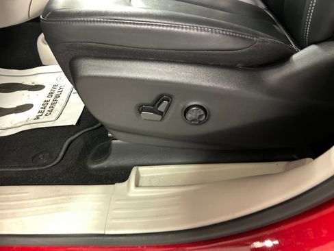 Used 2024 Chrysler Pacifica Touring-L image 13