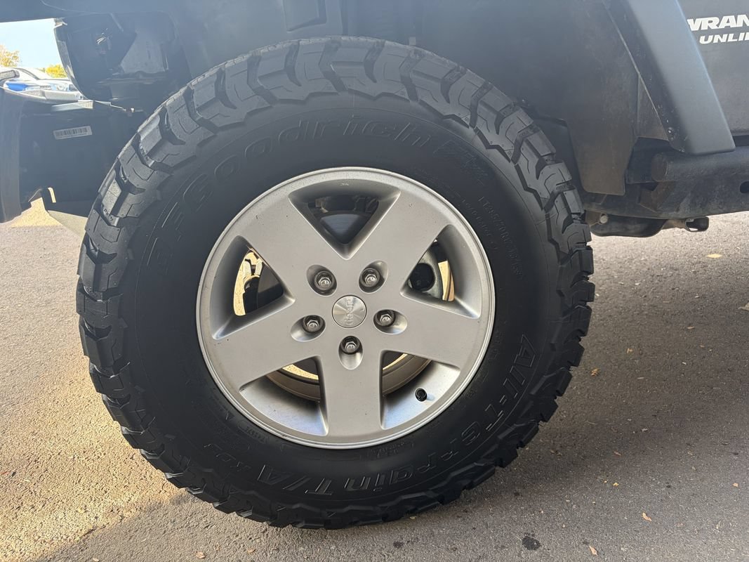 Used 2011 Jeep Wrangler Unlimited Rubicon w/ Connectivity Group AWD/4WD image 12
