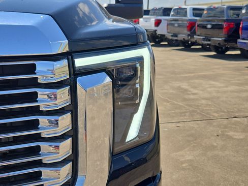 Used 2024 GMC Sierra 2500 Denali w/ Denali Reserve Package AWD/4WD image 12