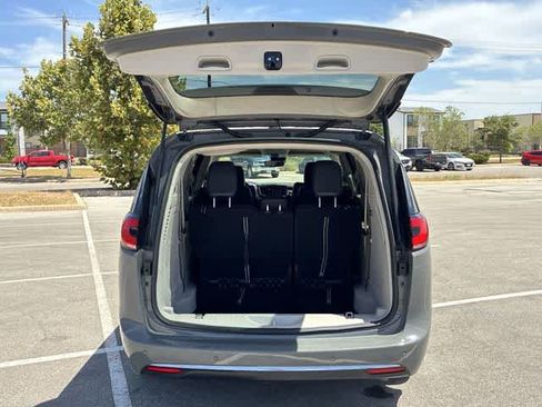 Used 2023 Chrysler Pacifica Touring-L FWD image 35