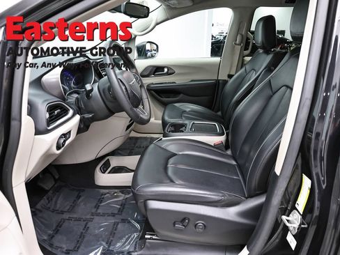 Used 2023 Chrysler Pacifica Touring-L FWD image 13