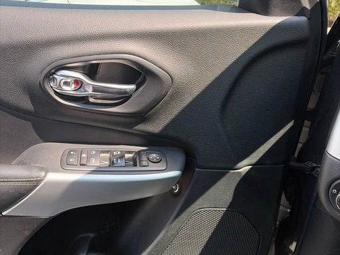 Used 2018 Jeep Cherokee Latitude Plus FWD image 8