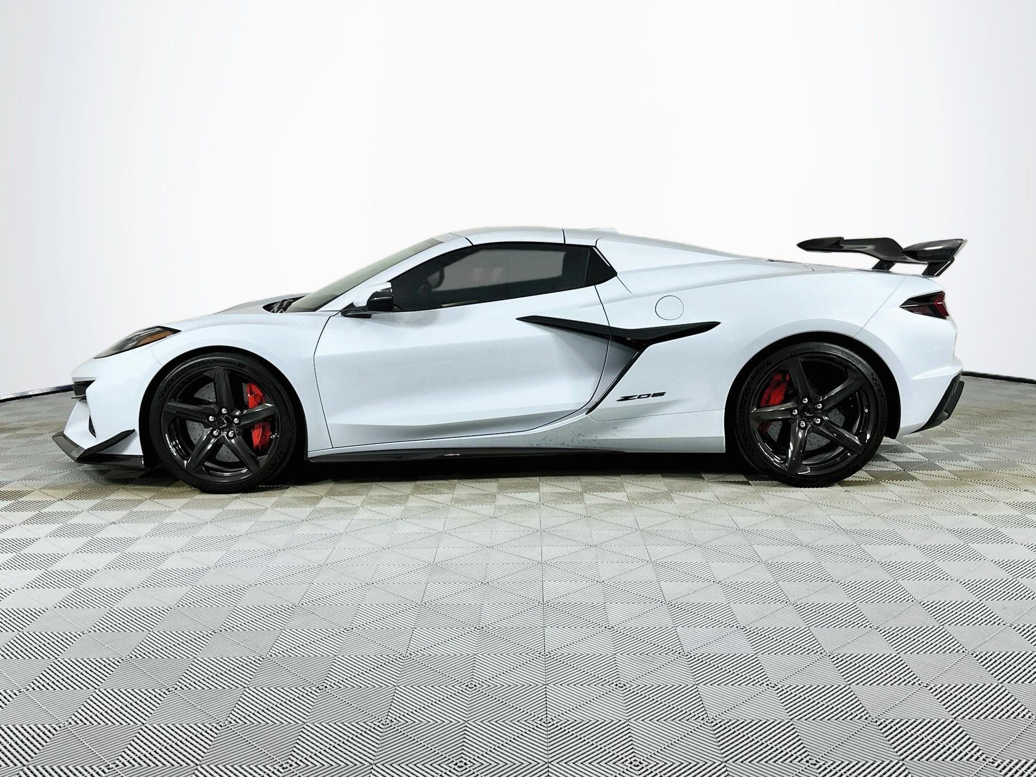 Used 2023 Chevrolet Corvette Z06 w/ Z07 Performance Package RWD image 30