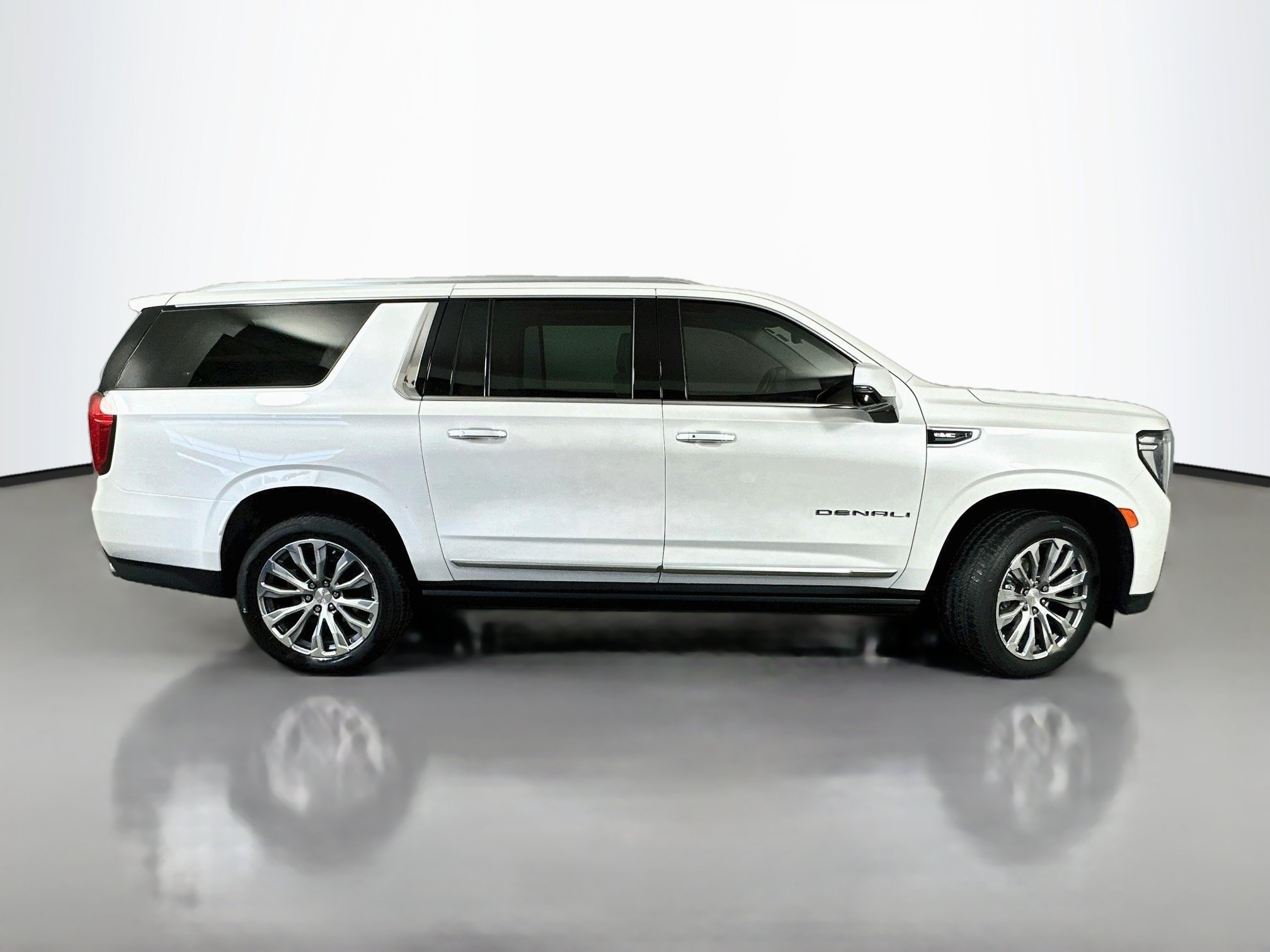 Used 2021 GMC Yukon XL Denali w/ Denali Premium Package AWD/4WD image 8
