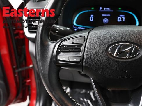 Used 2023 Hyundai Venue Limited image 15