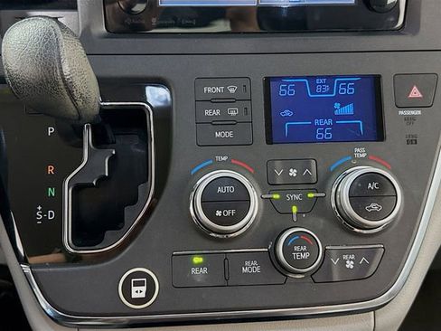 Used 2017 Toyota Sienna LE image 18