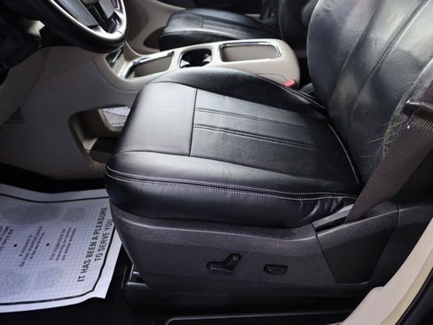 Used 2015 Chrysler Town & Country Limited Platinum FWD image 8