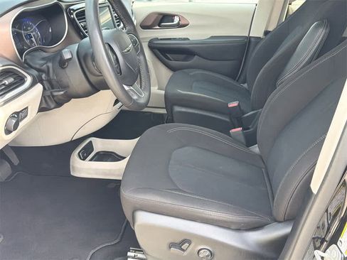 Used 2023 Chrysler Voyager LX image 10