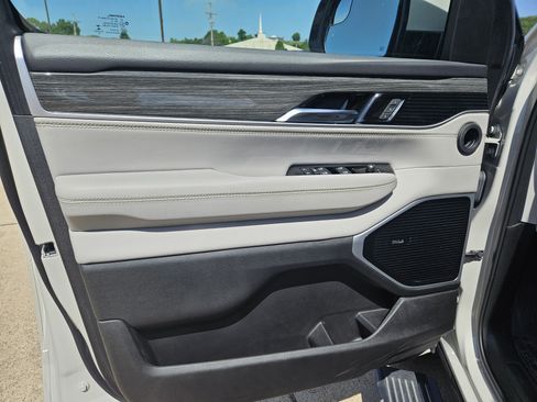 Used 2022 Jeep Wagoneer Series III w/ Premium Group I AWD/4WD image 14