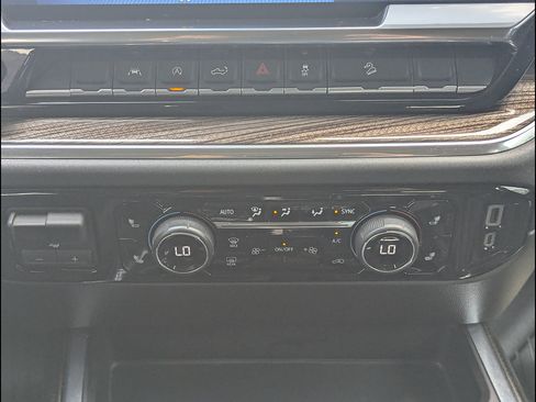 Used 2025 Chevrolet Silverado 1500 LT Trail Boss w/ Convenience Package II AWD/4WD image 33