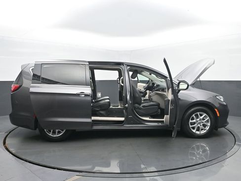 Used 2023 Chrysler Pacifica Touring-L FWD image 55