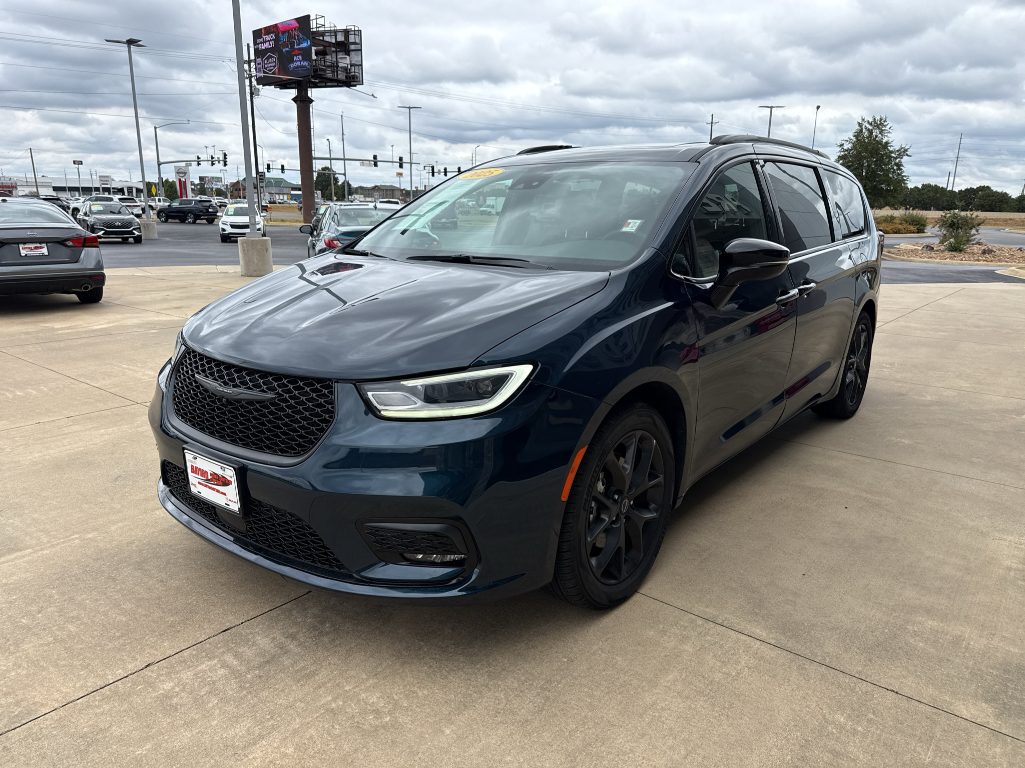 Used 2025 Chrysler Pacifica Limited FWD image 3