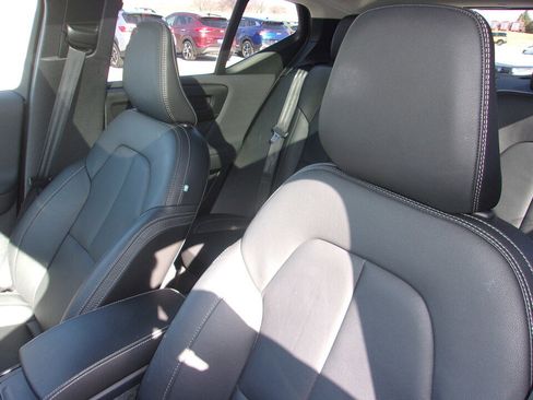 Used 2024 Volvo XC40 B5 Plus image 13