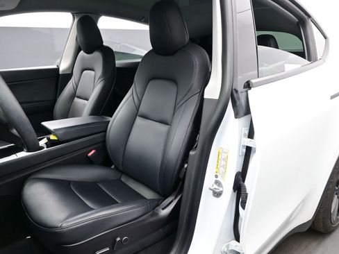 Used 2021 Tesla Model Y 2WD image 11