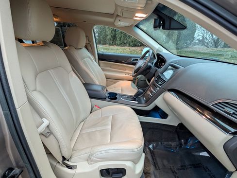 Used 2018 Lincoln MKT AWD image 12