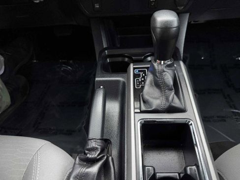 Used 2017 Toyota Tacoma SR5 image 33