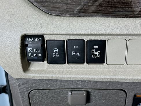 Used 2016 Toyota Sienna XLE image 16