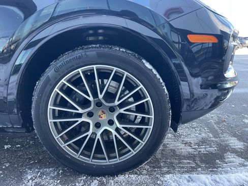 Certified 2023 Porsche Cayenne Platinum Edition image 16