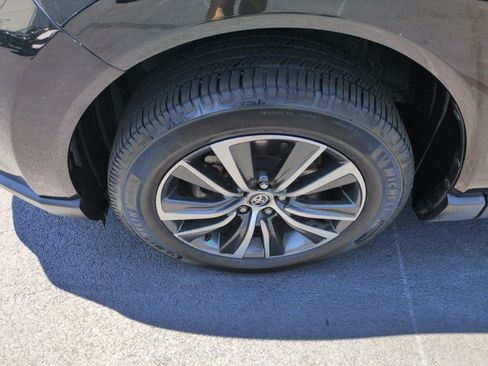 Used 2021 Toyota Venza LE AWD/4WD image 9