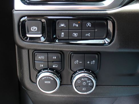 Used 2025 GMC Yukon Denali AWD/4WD image 38