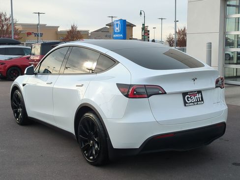 Used 2021 Tesla Model Y Long Range image 8