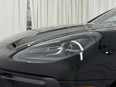 Certified 2025 Porsche Macan image 17