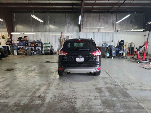 Used 2016 Ford Escape SE w/ Equipment Group 201A image 4