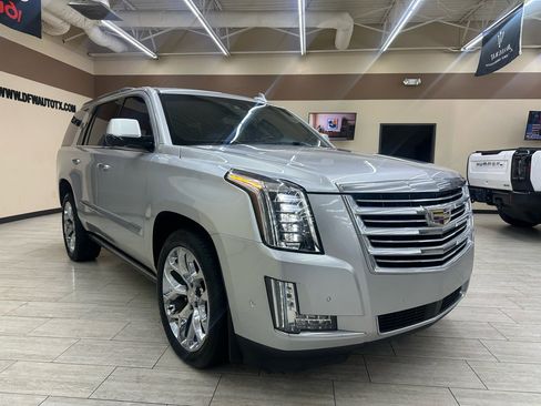 Used 2017 Cadillac Escalade Platinum image 5